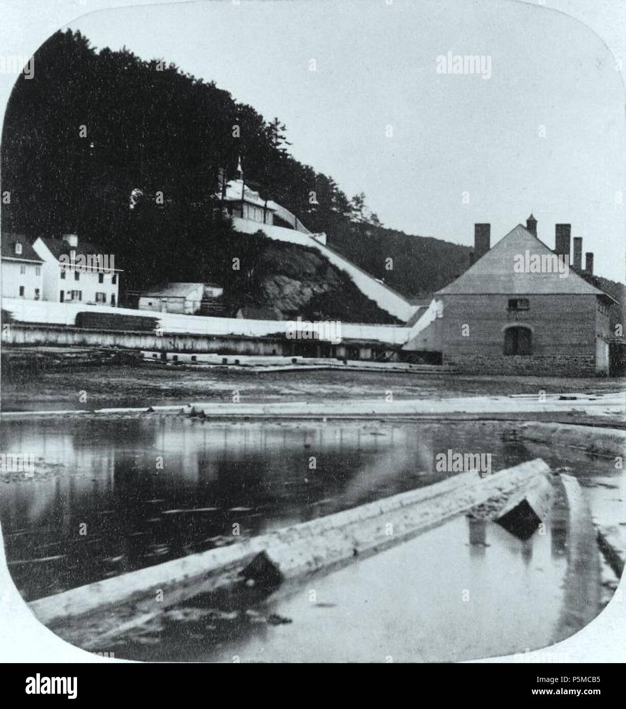 N/A. Anglais : Photographie, Wolfe's Cove, Québec, QC, 1860 William Notman (1826-1891), les sels d'argent sur papier monté sur carton - phototypie - 7,3 x 7 cm English : Photographie, l'Anse au Foulon, Québec, QC, vers 1860, William Notman (1826-1891), sels d'argent sur papier monté sur carton - papier albuminé - 7,3 x 7 cm . vers 1860. William Notman (1826-1891) Noms alternatifs William McFarlane Notman, photographe et homme d'affaires canadien Description Date de naissance/décès 8 Mars 1826 25 novembre 1891 Lieu de naissance/décès Paisley, Écosse Montréal, Québec, Canada Banque D'Images