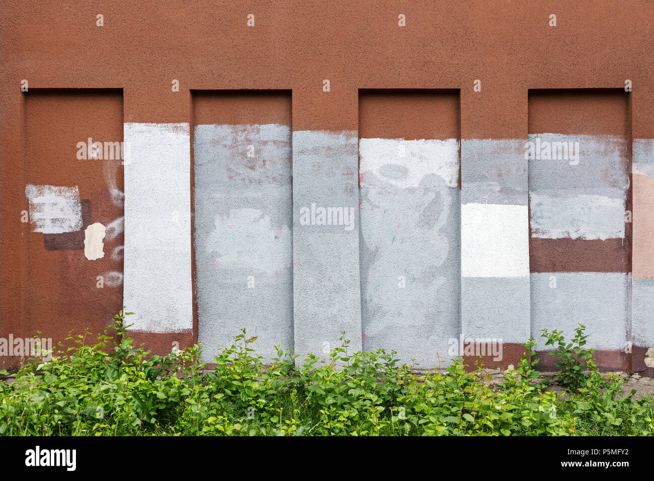 Grunge urbain Mur plâtre peint avec des niches texture background Banque D'Images