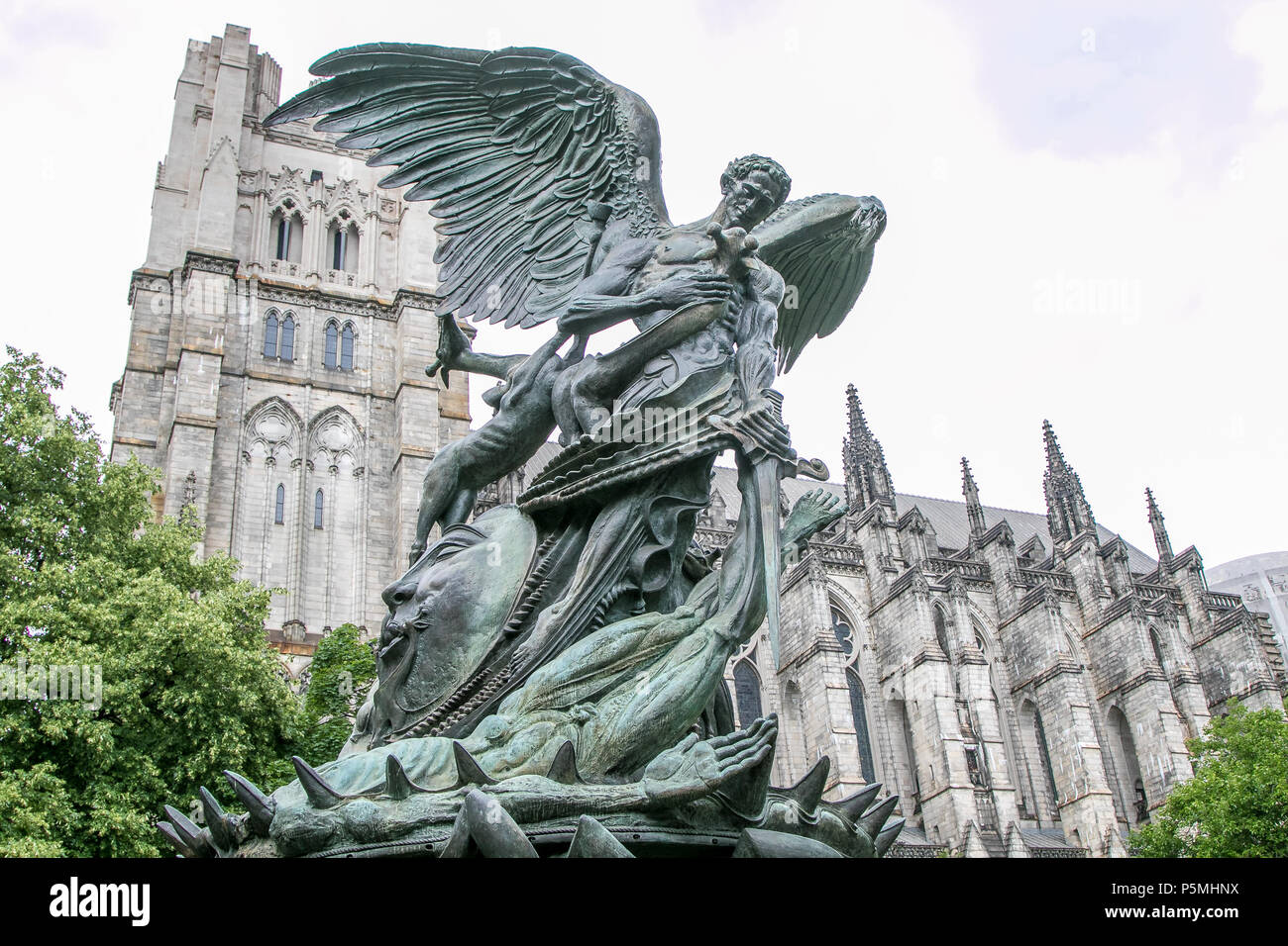 La fontaine de la paix par Greg Wyatt, par l'église cathédrale de Saint John the Divine à New York. Banque D'Images