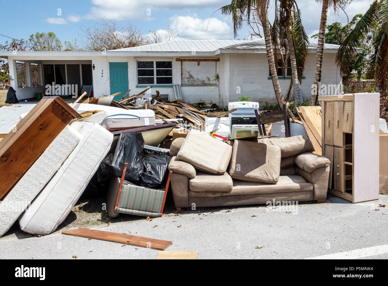 Everglades City Florida,après l'ouragan Irma,maisons résidences,cour avant,nettoyage de reprise après sinistre de tempête,inondation dégâts destruction après coup Banque D'Images