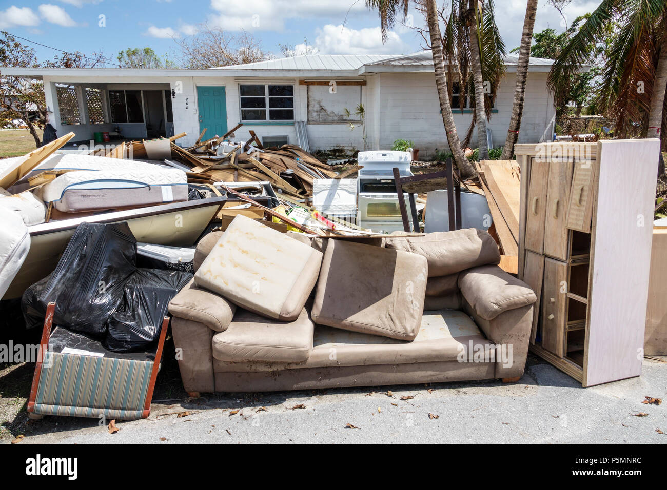 Everglades City Florida,après l'ouragan Irma,maisons résidences,cour avant,nettoyage de reprise après sinistre de tempête,inondation dégâts destruction après coup Banque D'Images