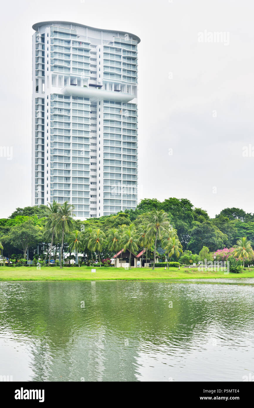 Singapour. Le Riverside condominium Kallang, donnant sur la rivière Kallang. Un bon exemple de vie résidentielle de luxe entouré de verdure. Banque D'Images