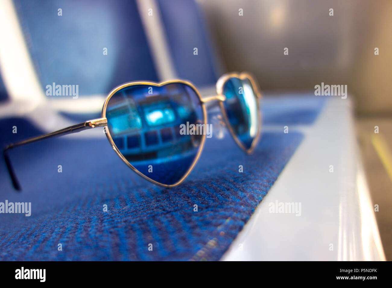 Mignon, amusant et en forme de coeur sassy girl's sunglasses Banque D'Images