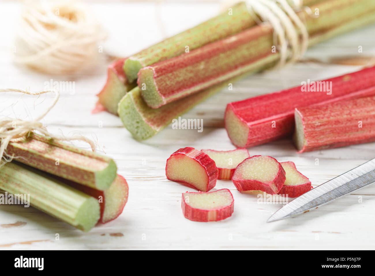 La rhubarbe fraîche bio sur une vieille table en bois blanc. Selective focus, copy space Banque D'Images