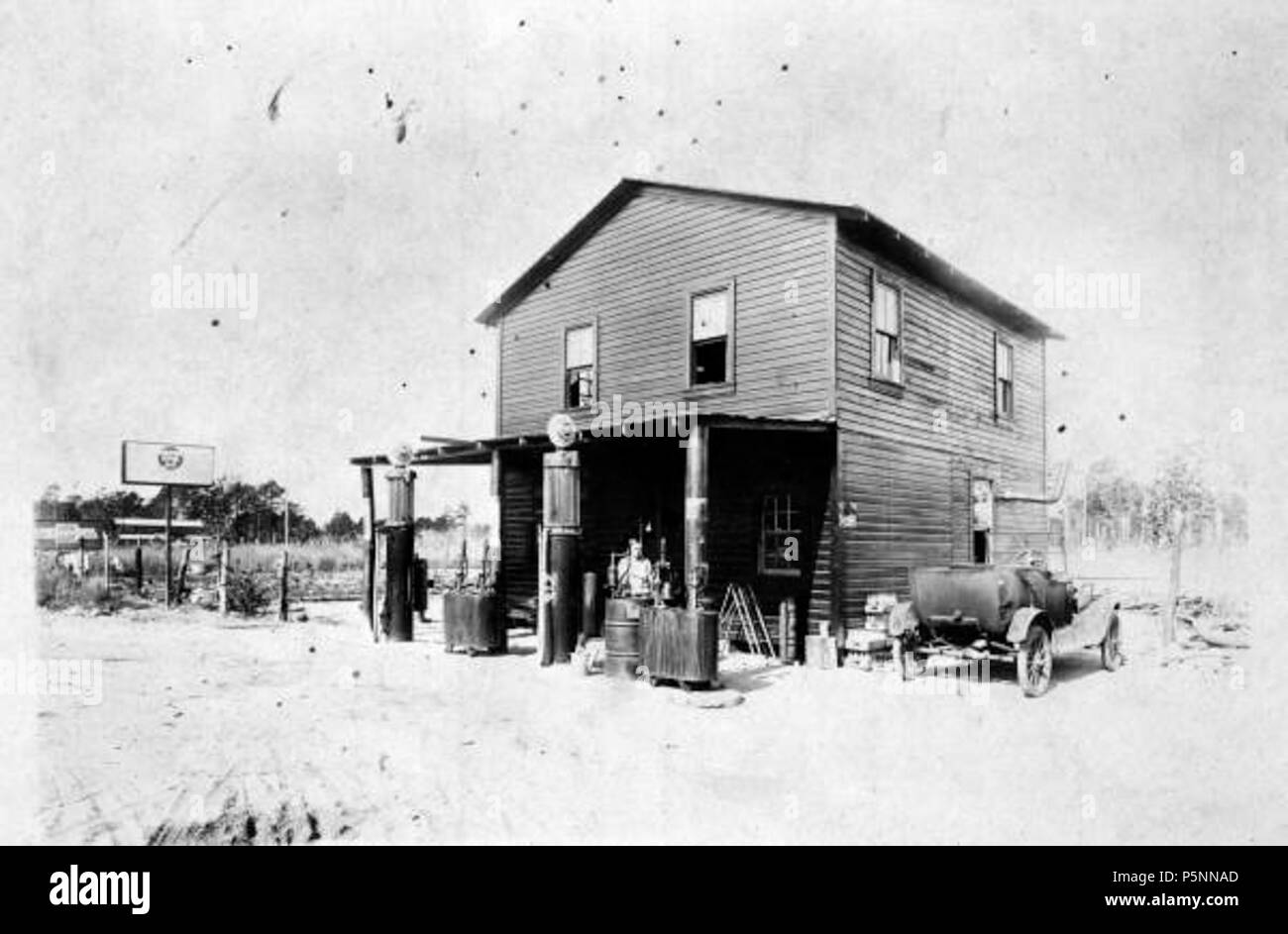 N/A. Anglais : Lillie Winn Breare sur portique de country store avec pompes à essence (1926) . 1926. Inconnu 164 Baldwin1926 Banque D'Images