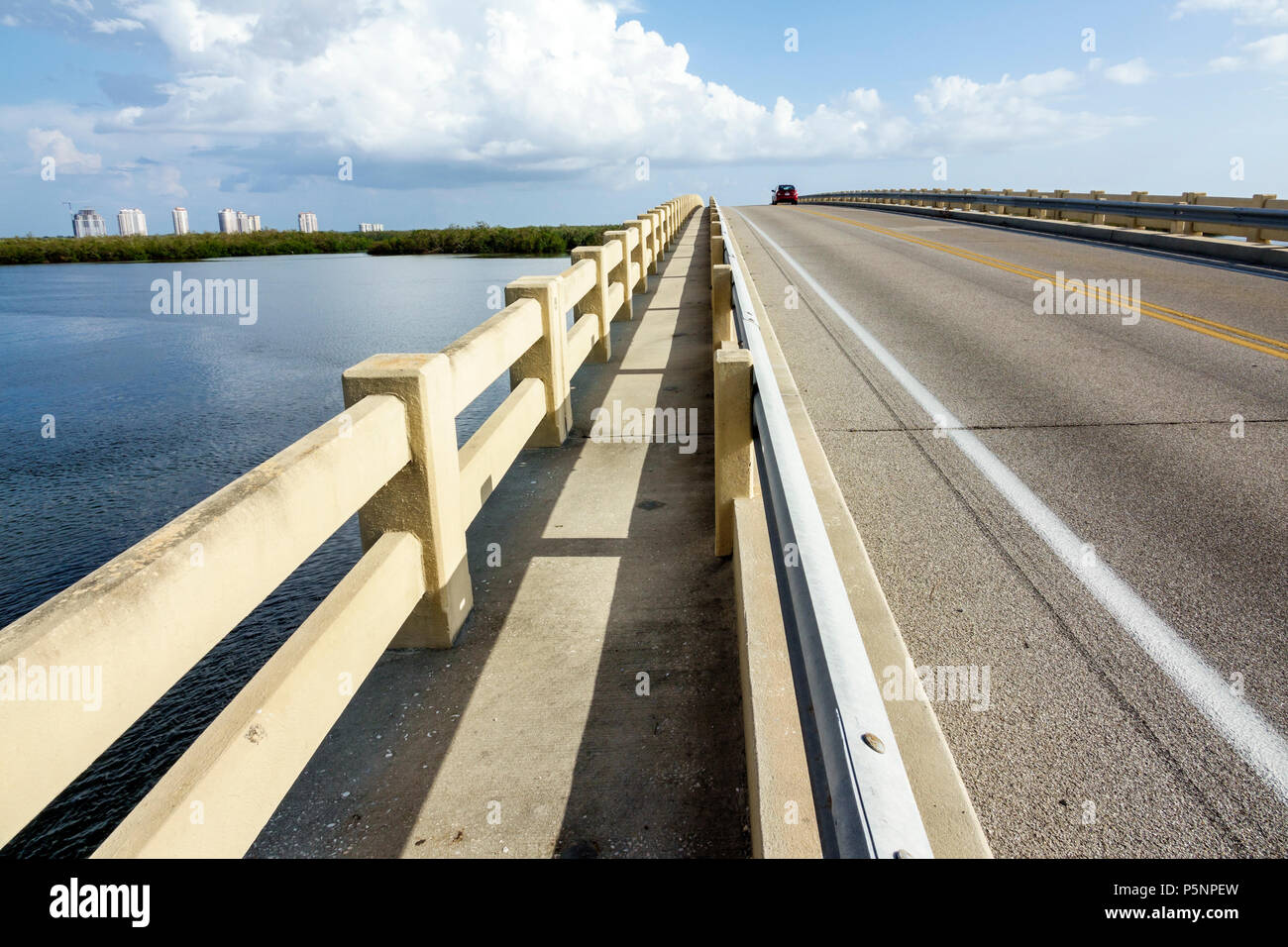 Floride, fort ft. Myers Beach, zone de loisirs de l'État de Lovers Key, nouveau pass pour la baie d'Estero, passerelle de pont, garde-corps, horizon, eau, FL170925071 Banque D'Images