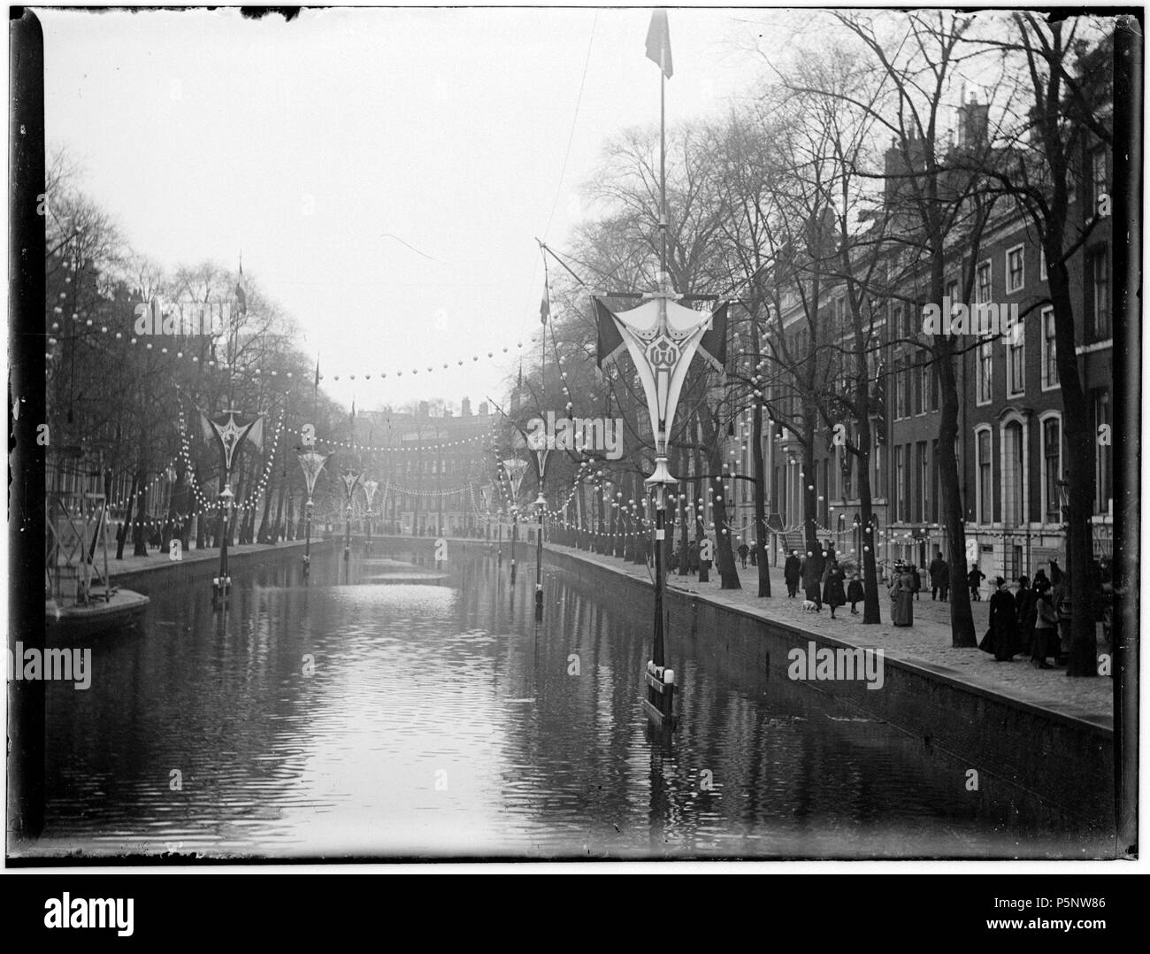 N/A. Nederlands : Beschrijving Herengracht 438 (gedeeltelijk)- 440 en hoger (rechts, v.r.n.l.) Bij Leidsestraat, gezien en Z.O. richting. Depuis ce temps-là ter Versieringen van het huwelijk van Koningin Wilhelmina en Prins Hendrik. Documenttype foto Vervaardiger Stomps, Benjamin Wilhelmus Collectie Collectie B.W. Datering Stomps maart 1901 http://archief.amsterdam/archief/10162 Geografische naam Herengracht Inventarissen Afbeeldingsbestand Dememorixer 010162000022 générée avec . Mars 1901. Benjamin Wilhelmus Stomps (1856-1904) 187 Benjamin Wilhelmus Stomps, Afb 010162000022 Banque D'Images