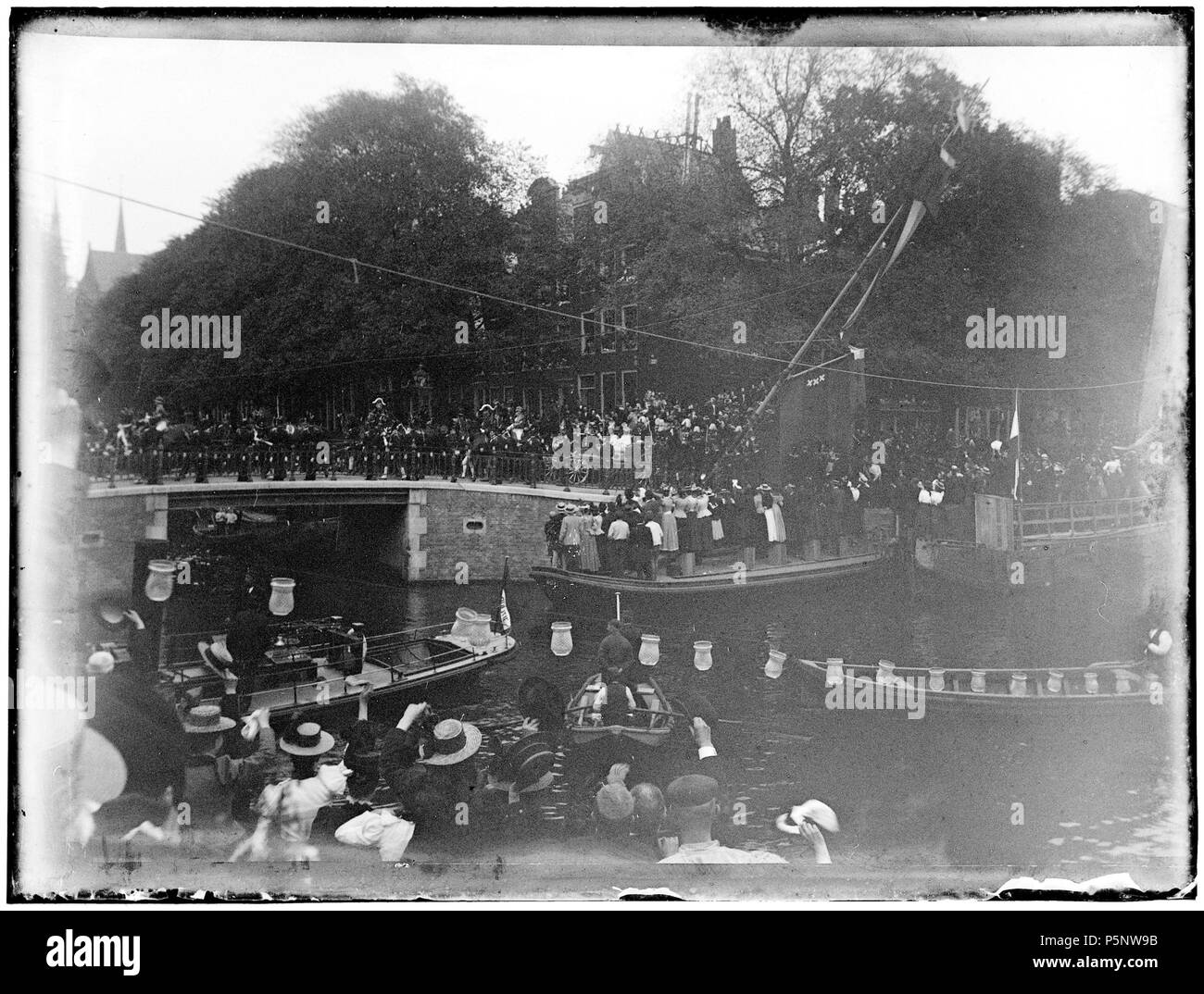 N/A. Nederlands : Beschrijving Inhuldiging van de Koningin Wilhelmina ter rijtoer inhuldiging van depuis ce temps-là van de Koningin Wilhelmina. De stoet op brug over de 45 Leidsegracht, bij de Keizersgracht. Documenttype foto Vervaardiger Stomps, Benjamin Wilhelmus Collectie Collectie B.W. Stomps Datering 6 septembre 1898 naam Geografische Inventarissen http://archief.amsterdam/archief/10162 Afbeeldingsbestand Keizersgracht Leidsegracht 010162000030 générée avec Dememorixer . 6 septembre 1898. Benjamin Wilhelmus Stomps (1856-1904) 187 Benjamin Wilhelmus Stomps, Afb 010162000030 Banque D'Images