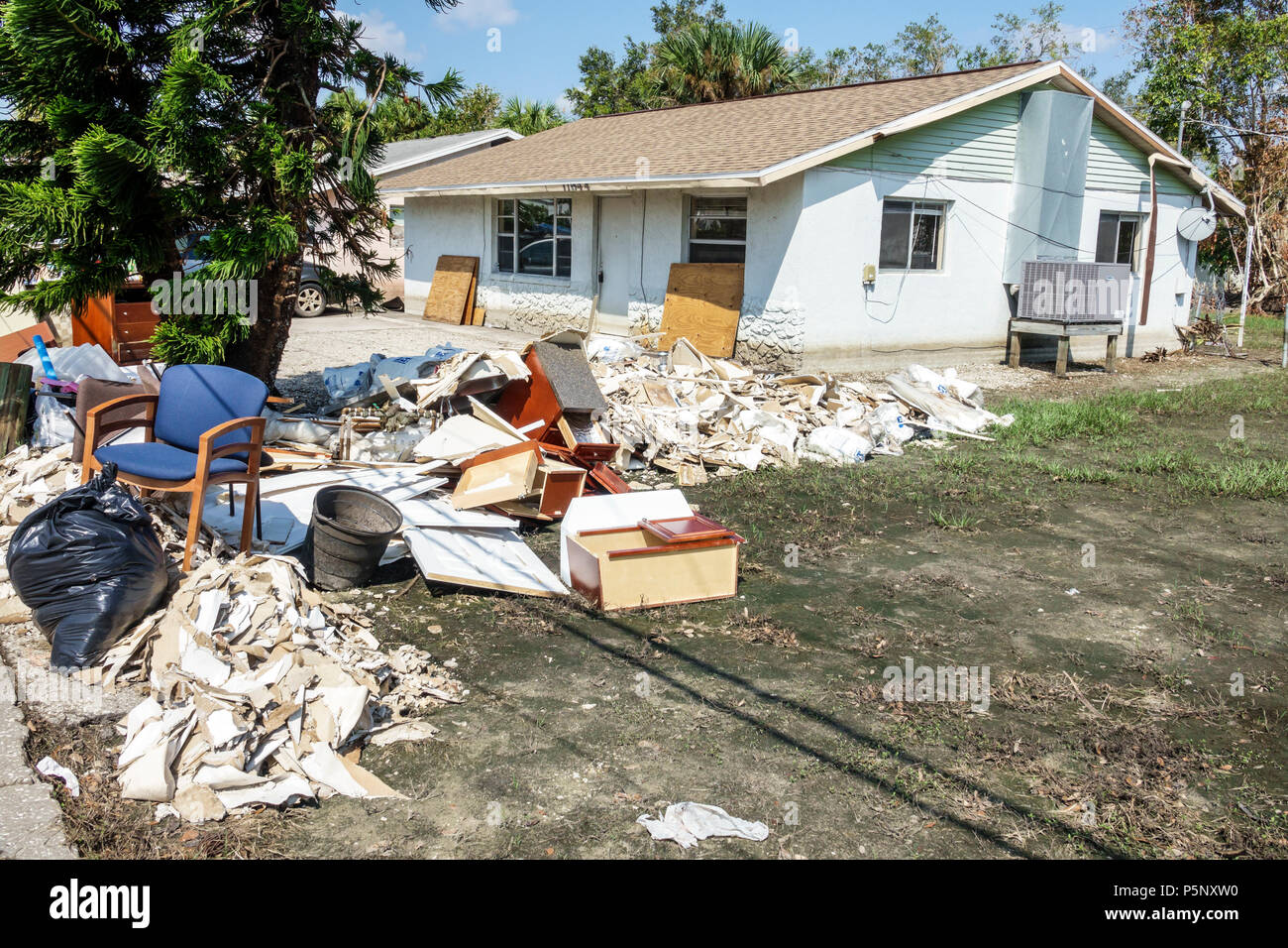 Floride,Bonita Springs,après l'ouragan Irma tempête dégâts d'eau après la destruction, inondations, maisons maison maison, cour avant, débris pile de déchets, inondation dep Banque D'Images