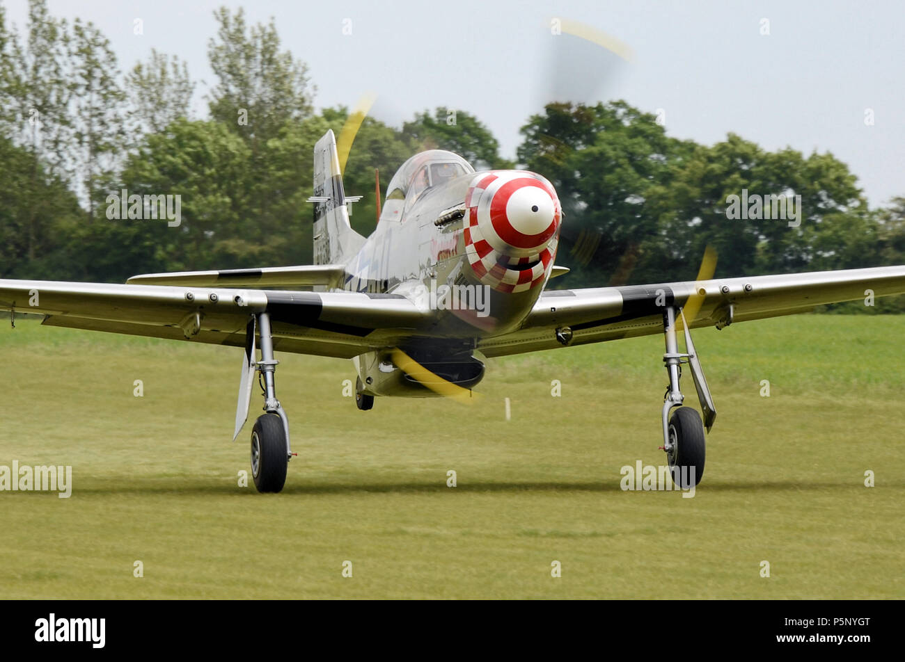 North American P-51D Mustang Marinell Seconde Guerre mondiale avion de chasse de Hardwick Warbirds à leur base à l'Aérodrome de Hardwick, Norfolk, Royaume-Uni. Banque D'Images