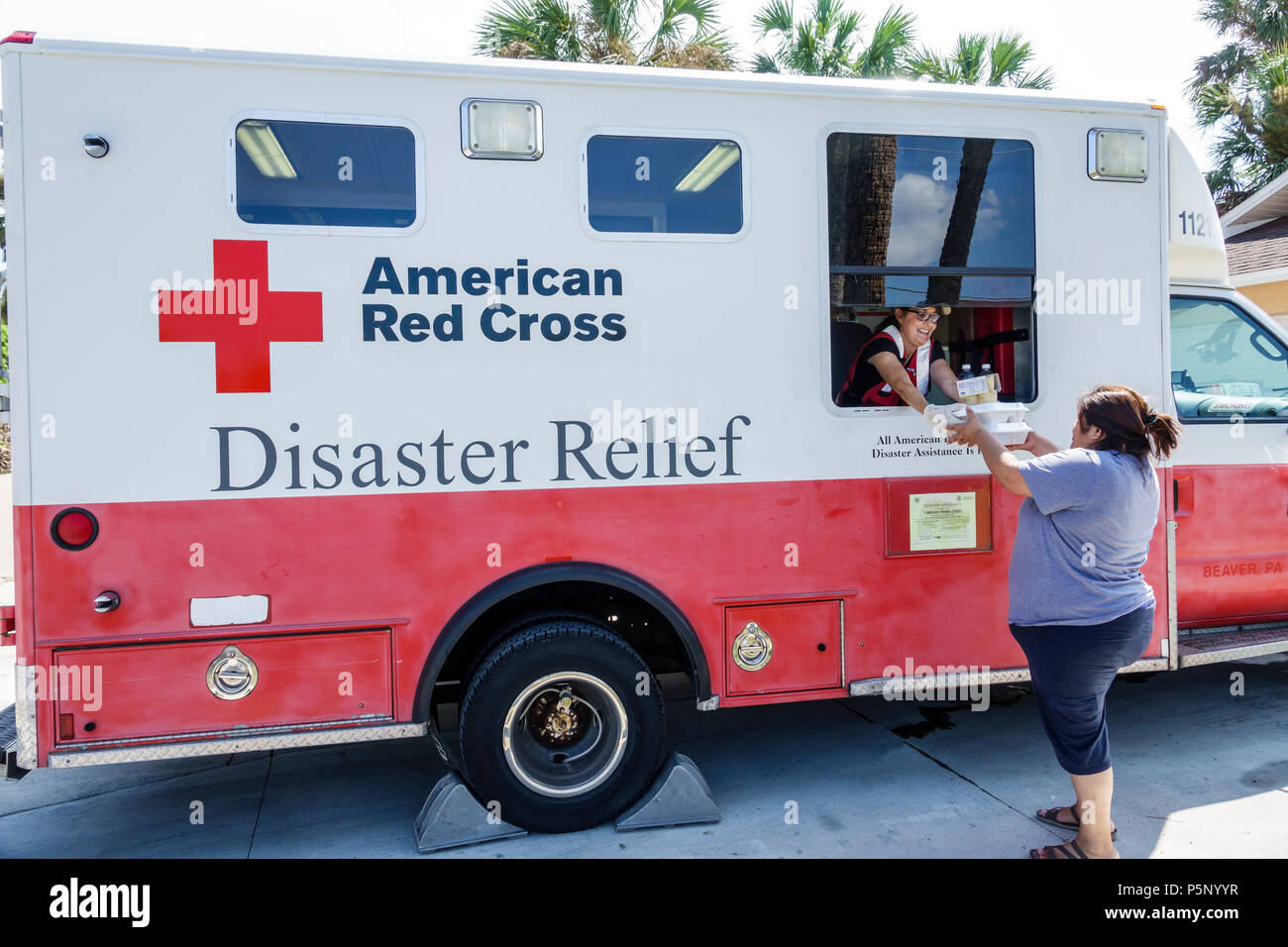 Floride,Bonita Springs,après l'ouragan Irma tempête dégâts destruction séquelles,secours de récupération après sinistre,point de distribution de dons,Croix-Rouge Di Banque D'Images