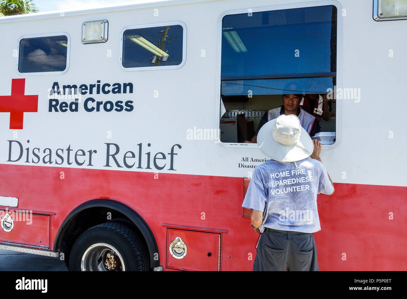 Floride,Bonita Springs,après l'ouragan Irma tempête dégâts destruction séquelles,secours de récupération après sinistre,point de distribution de dons,Croix-Rouge Di Banque D'Images