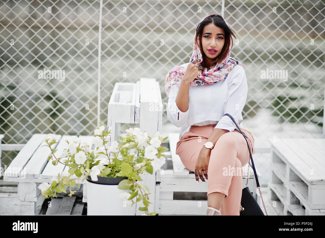 Fashion girl arabe à blouse blanche et pêche pantalon posés à l'extérieur.  Élégant femme musulmane Photo Stock - Alamy