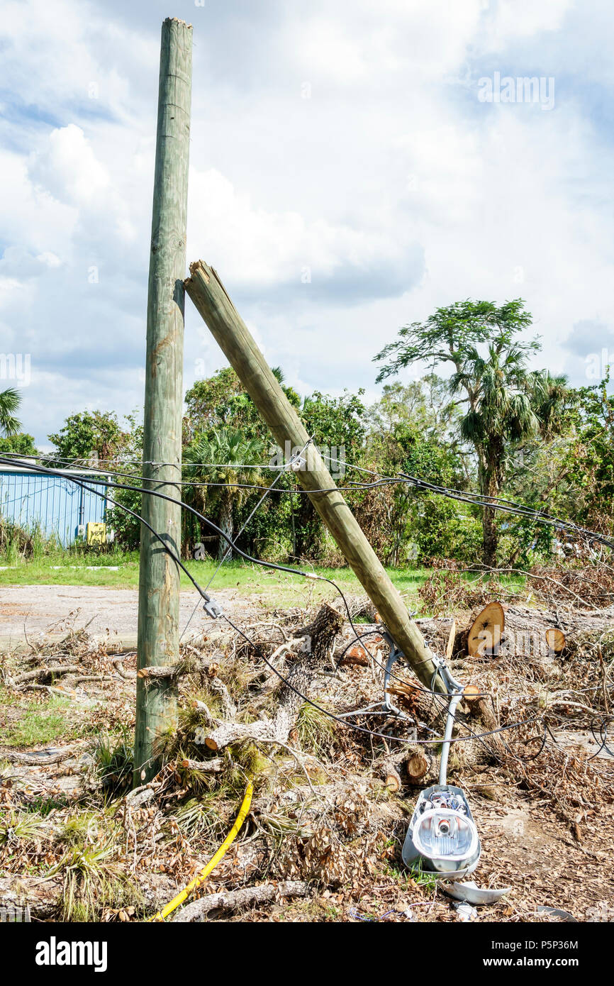 Qui Appeler Pour Un Poteau Téléphonique Cassé Telephone pole broken Banque de photographies et d'images à haute résolution - Alamy