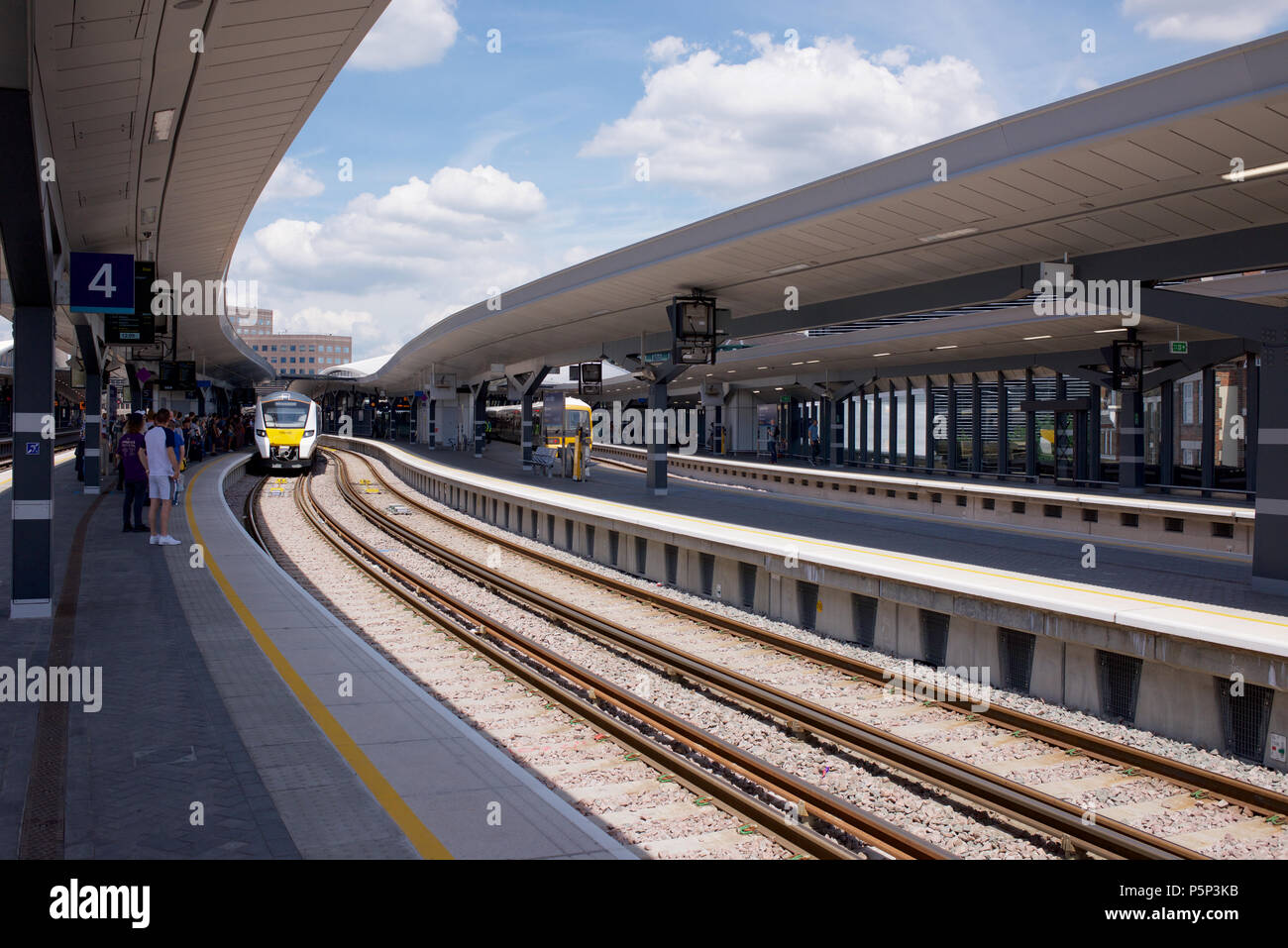 Train Thameslink jusqu'à London bridge gare à Londres Banque D'Images