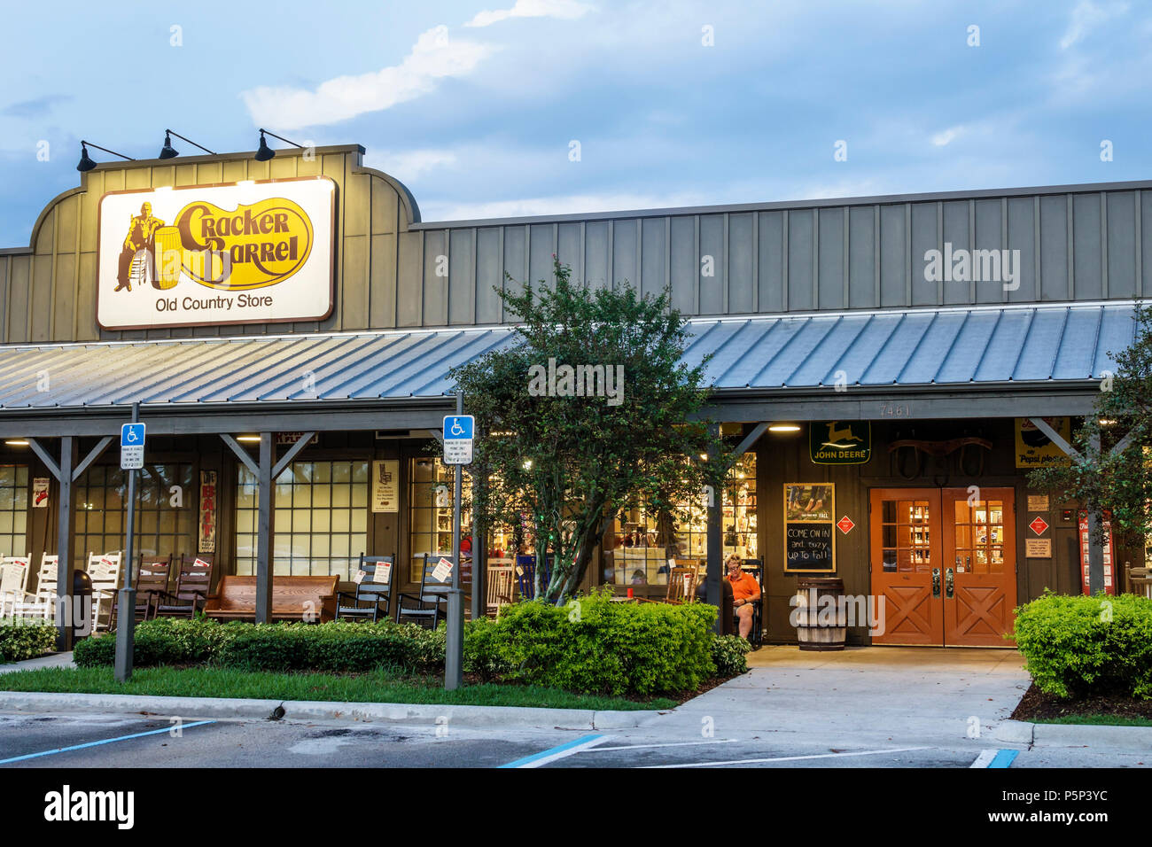 Stuart Florida, Cracker Barrel Old Country Store, entrée extérieure, nuit, restaurant restaurants restauration café cafés, FL170925234 Banque D'Images