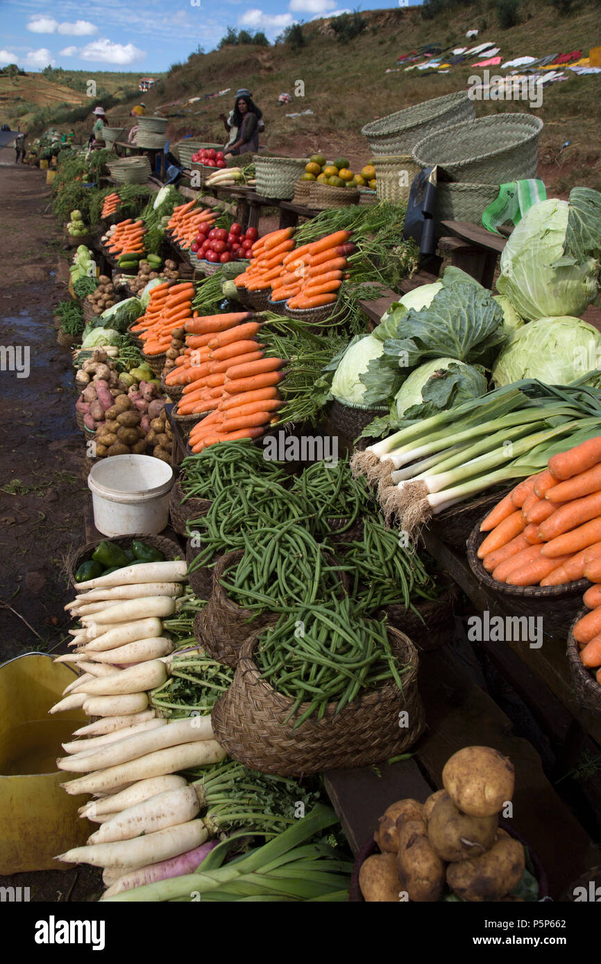 La vente de légumes locaux et d'autres produits sur le bord de la route, à Madagascar Banque D'Images