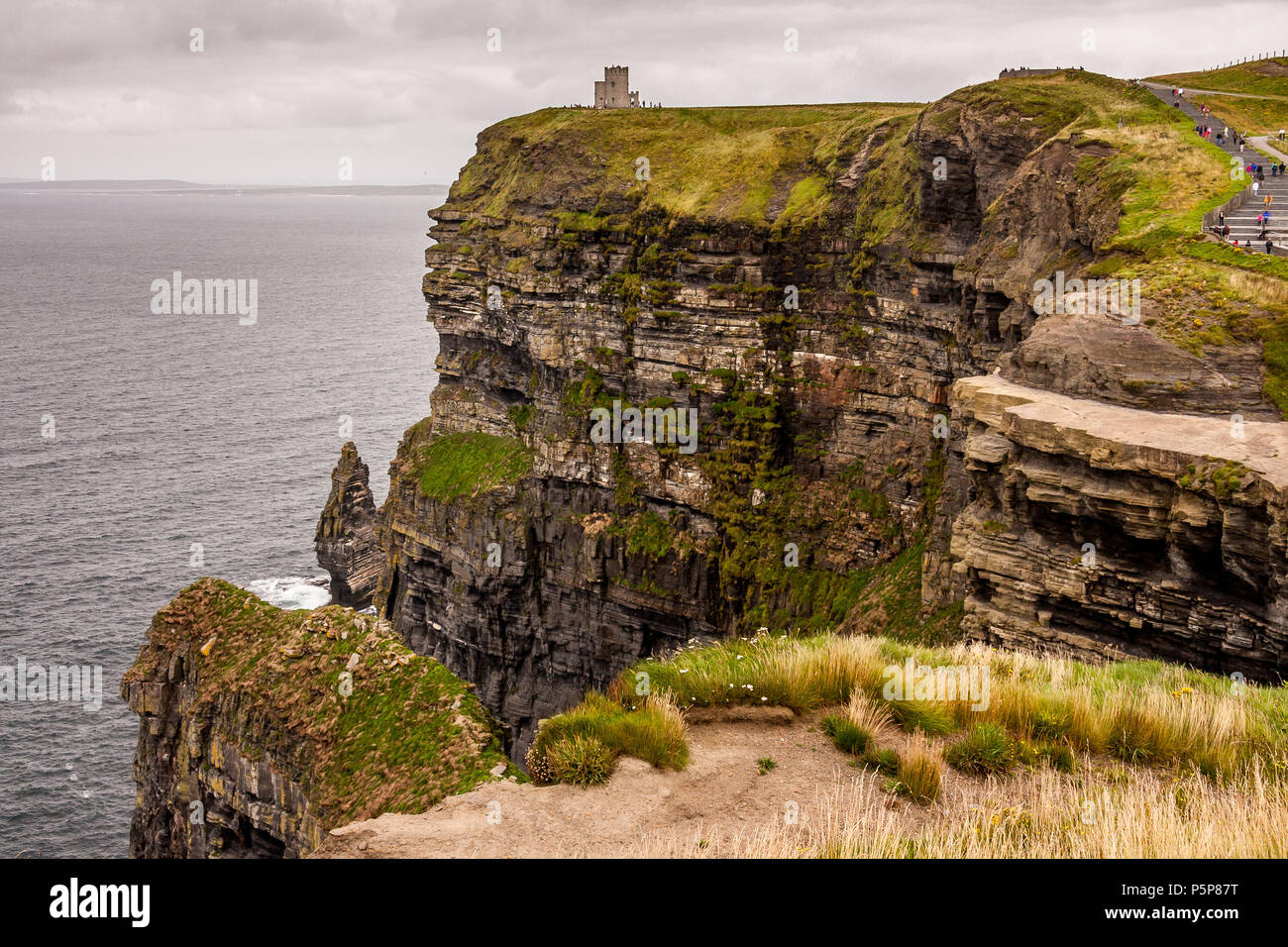 O'Briens tour à partir d'une distance sur les falaises de Moher Banque D'Images