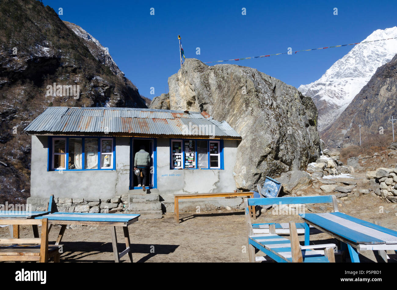 Plateau-maison construite en gros rocher, appelé Hard Rock Cafe, Mundu, Langtang, Népal Banque D'Images