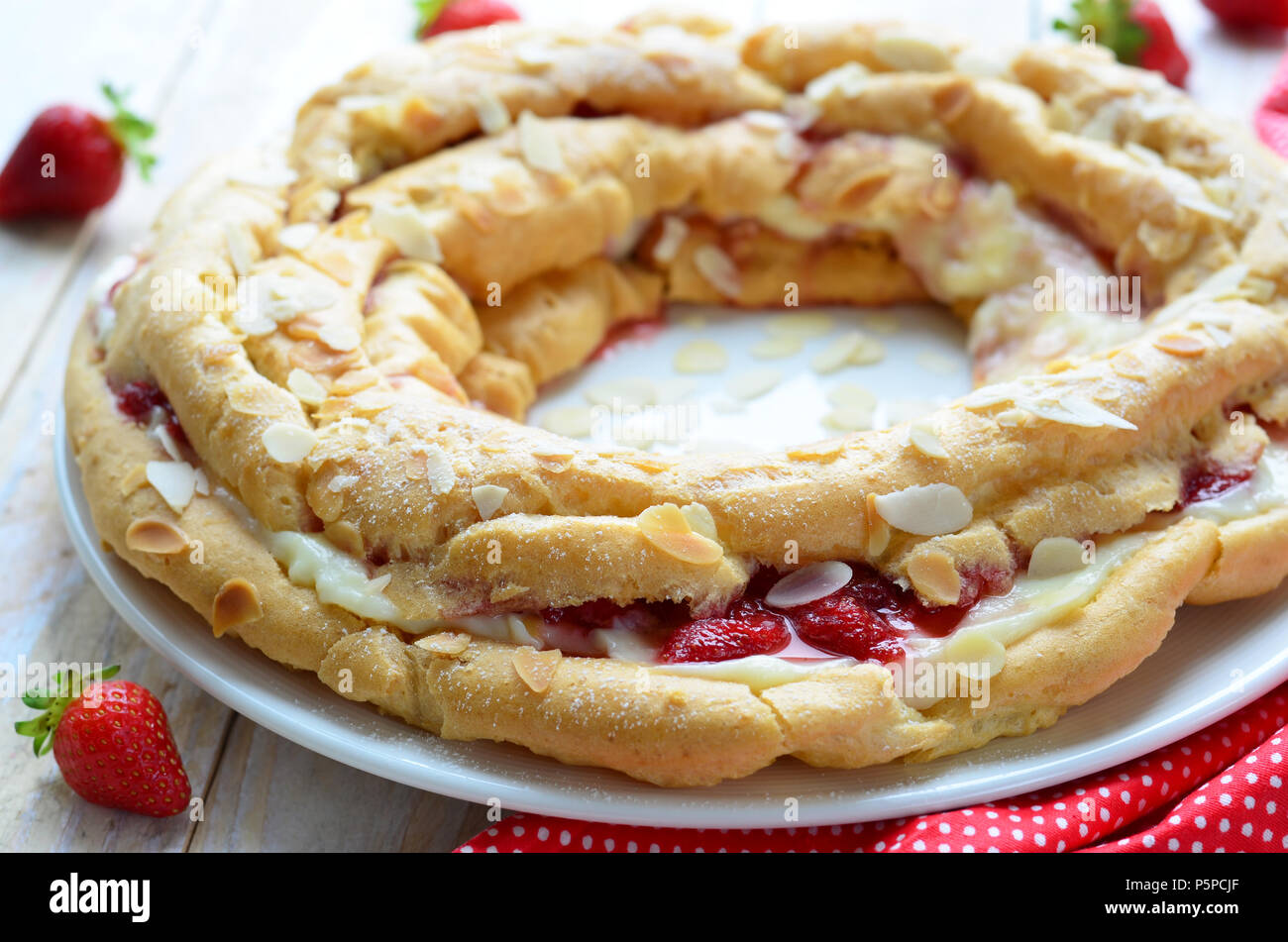 Gateau Aux Fraises Avec De La Creme Anglaise Et De Pate A Choux Sur Fond Blanc Photo Stock Alamy Gateau Aux Fraises Avec De La Creme Anglaise Et De Pate A Choux Sur Fond Blanc Photo Stock Alamy