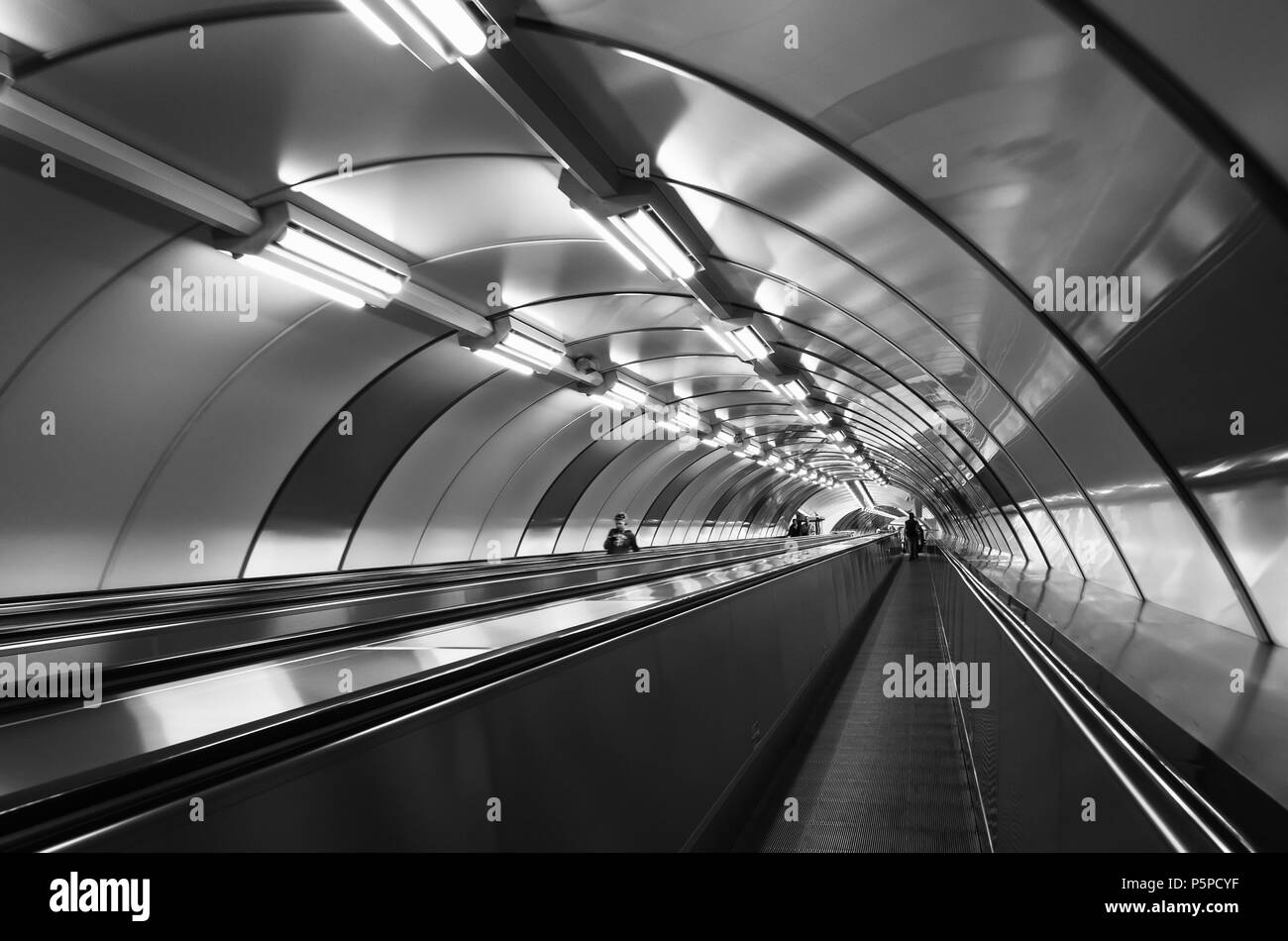 Saint-pétersbourg, Russie - 15 juin 2016 : Les passagers sont sur l'escalier mécanique de la station de métro de Saint-Pétersbourg, photo en noir et blanc Banque D'Images