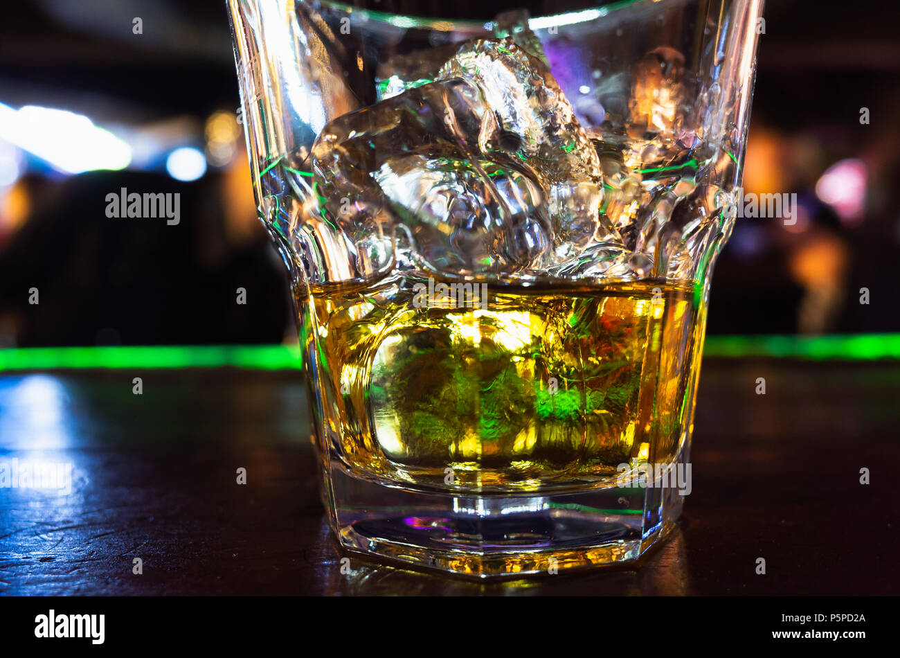 Verre de whisky avec de la glace se tient sur la barre. Photo en gros plan avec soft focus sélectif Banque D'Images