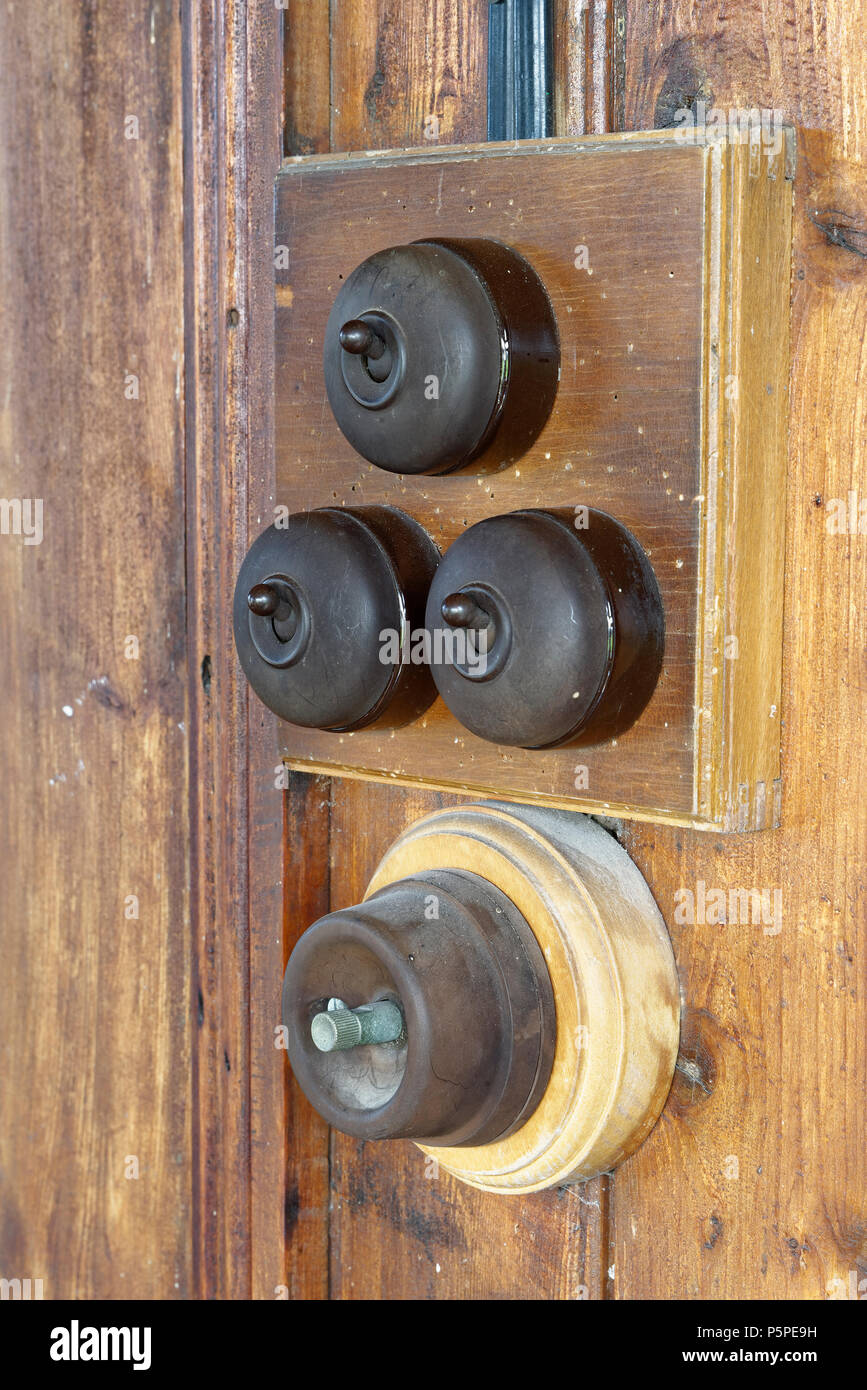 Les interrupteurs en bakélite Vintage dans la vieille église Banque D'Images