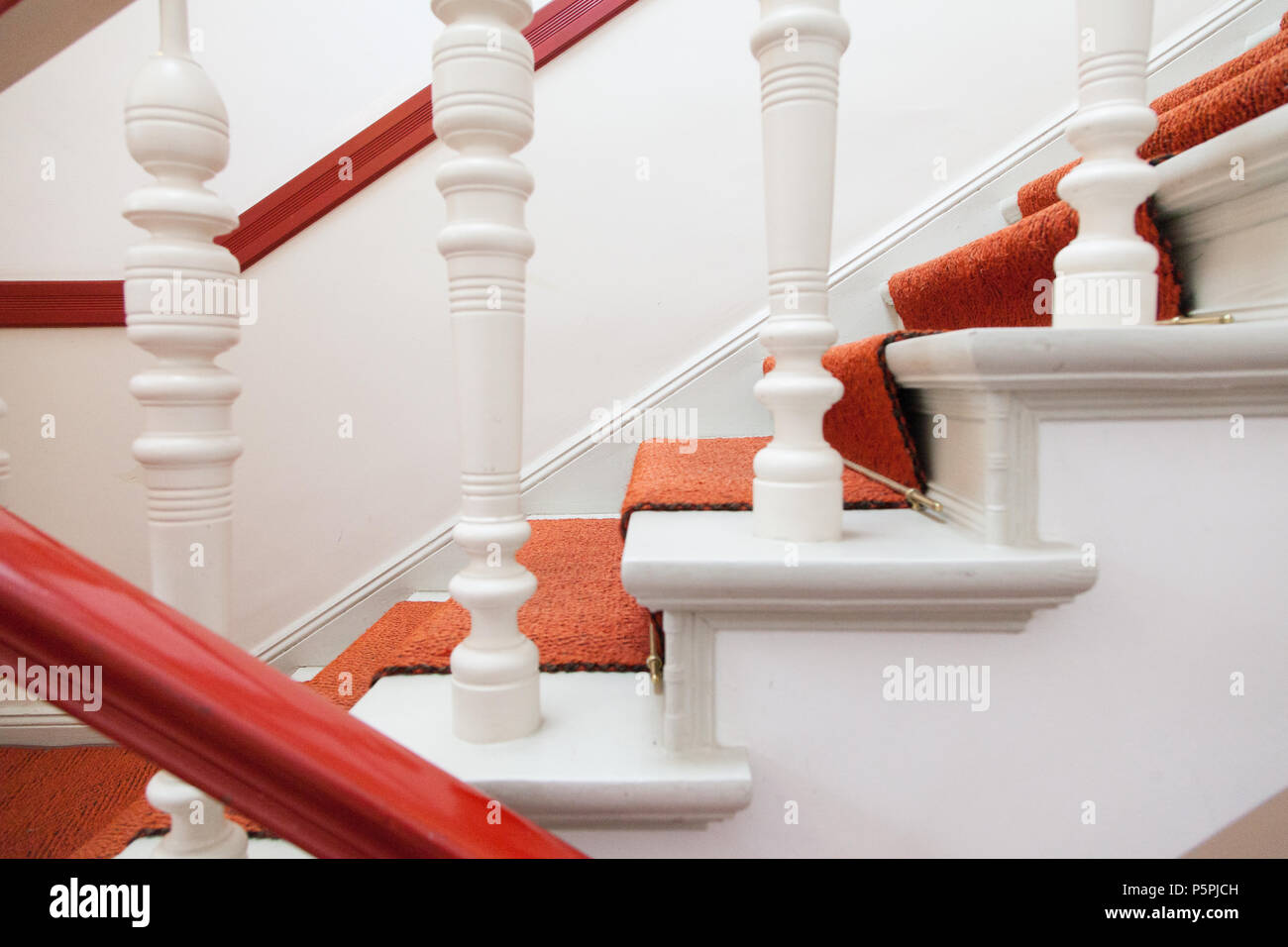 Ältere Frau geht die Treppe hinauf mit Stock, personne âgée dans les escaliers avec stick Banque D'Images