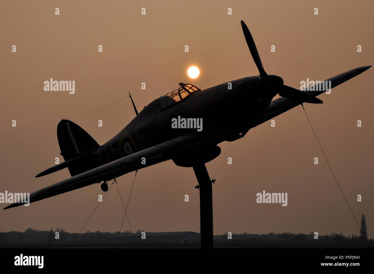 Hawker Hurricane replica gate guardian à North Weald airfield, ex-RAF Royal Air Force Bataille d'Angleterre à la base aérienne de la Seconde Guerre mondiale. Le crépuscule. Coucher du soleil Banque D'Images