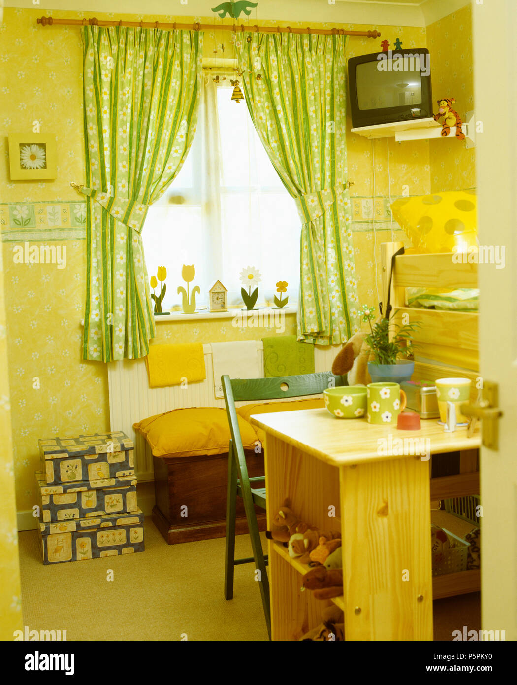 Des Rideaux Verts Sur L Enfant Dans La Fenetre D Etude Compacte Chambre Avec Television Vintage Sur L Etagere Au Dessus De Lit Photo Stock Alamy