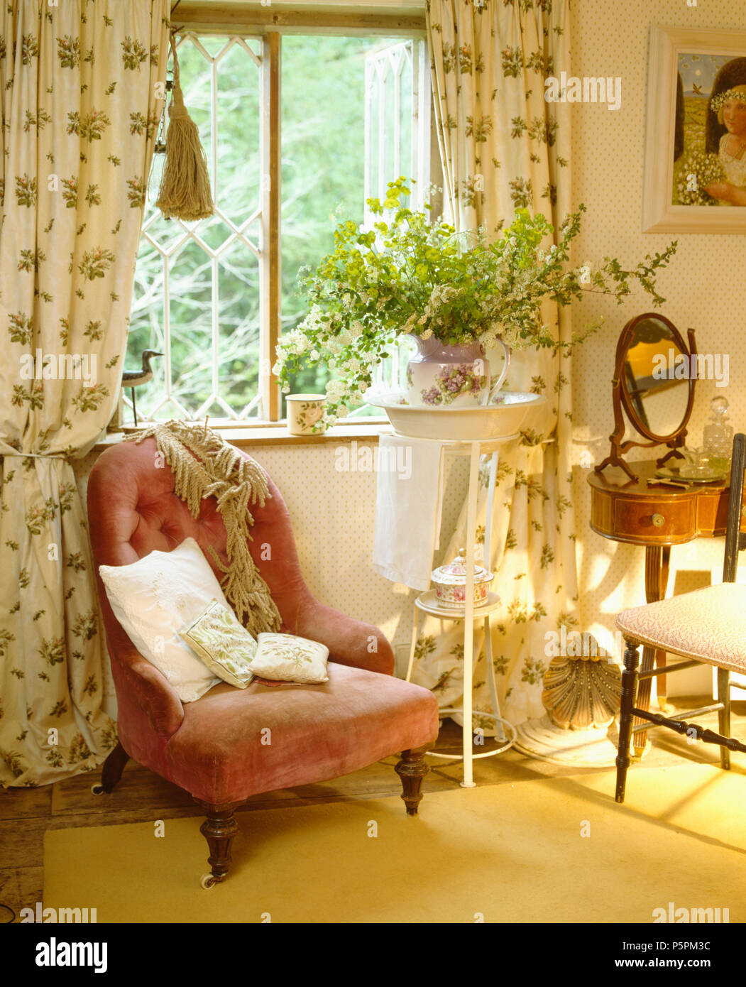 Lavabo et velours rose bouton victorien à dossier en face de fenêtre avec Colefax & Fowler rideaux en chambre cottage Banque D'Images