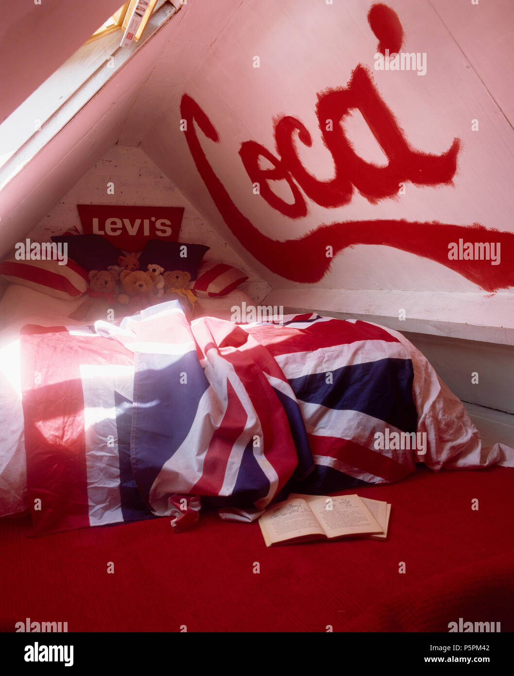 Le Coca' signe peint sur plafond en style économie teenage chambre avec Union Jack flag couvrant le lit Banque D'Images