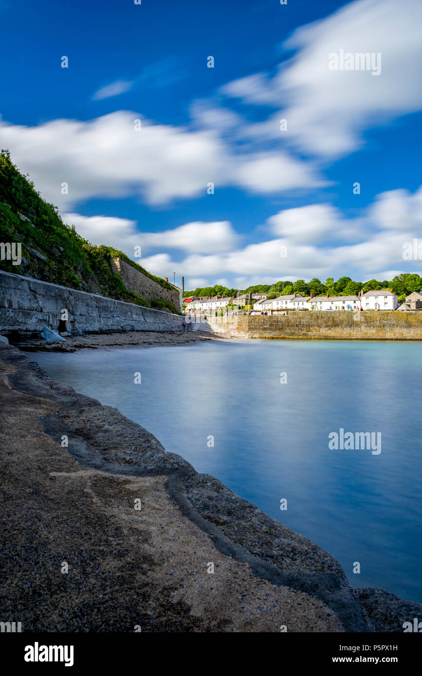 Le beau soleil d'été baigne la côte de Port de Charlestown Banque D'Images