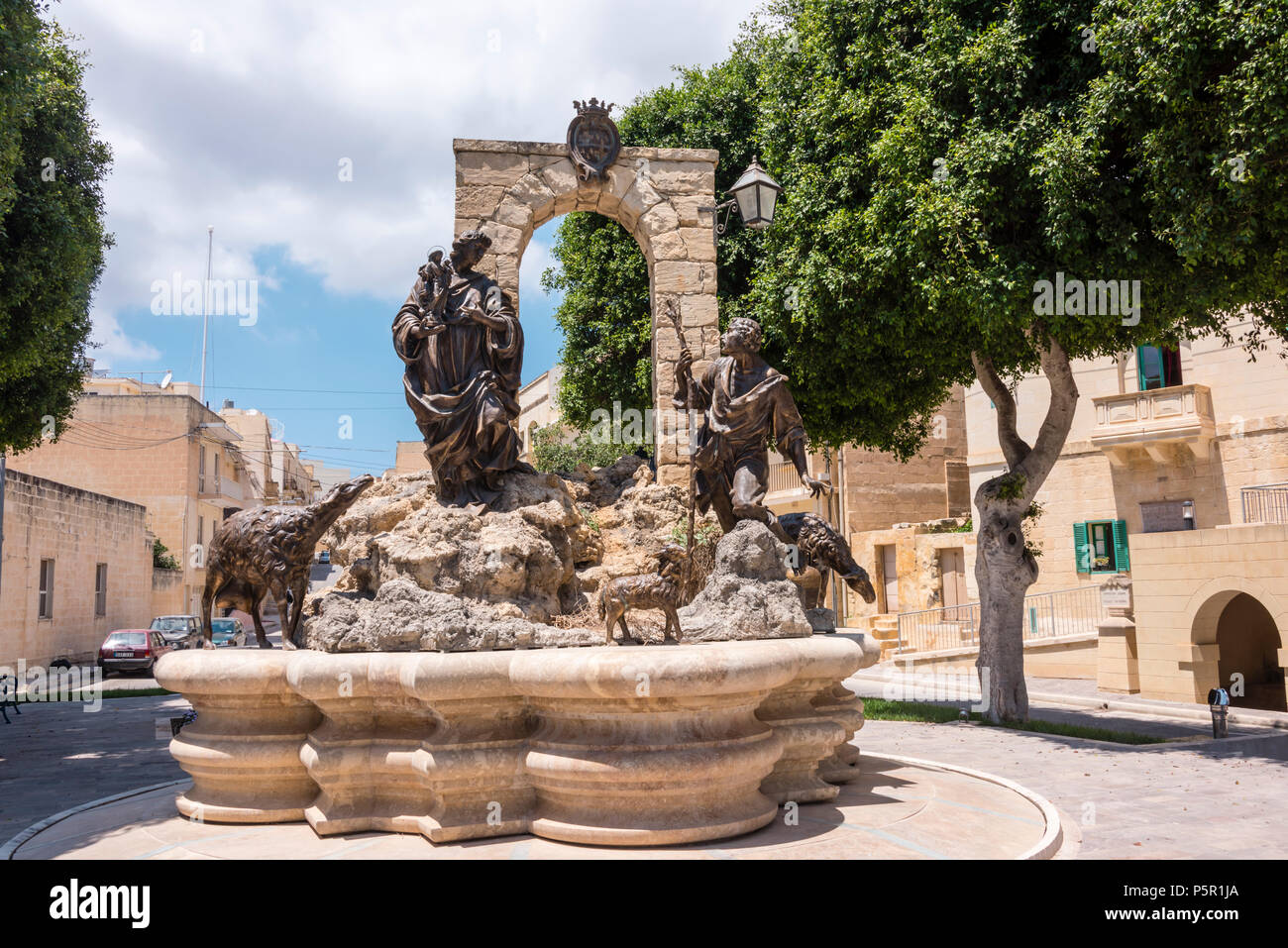 Des statues en bronze à 13/15 Pjazza tad-Dehra (Apparition carré) par le sculpteur Michael Camilleri Cauchi représentant l'apparition d'une dame d'Anglu Gr Banque D'Images