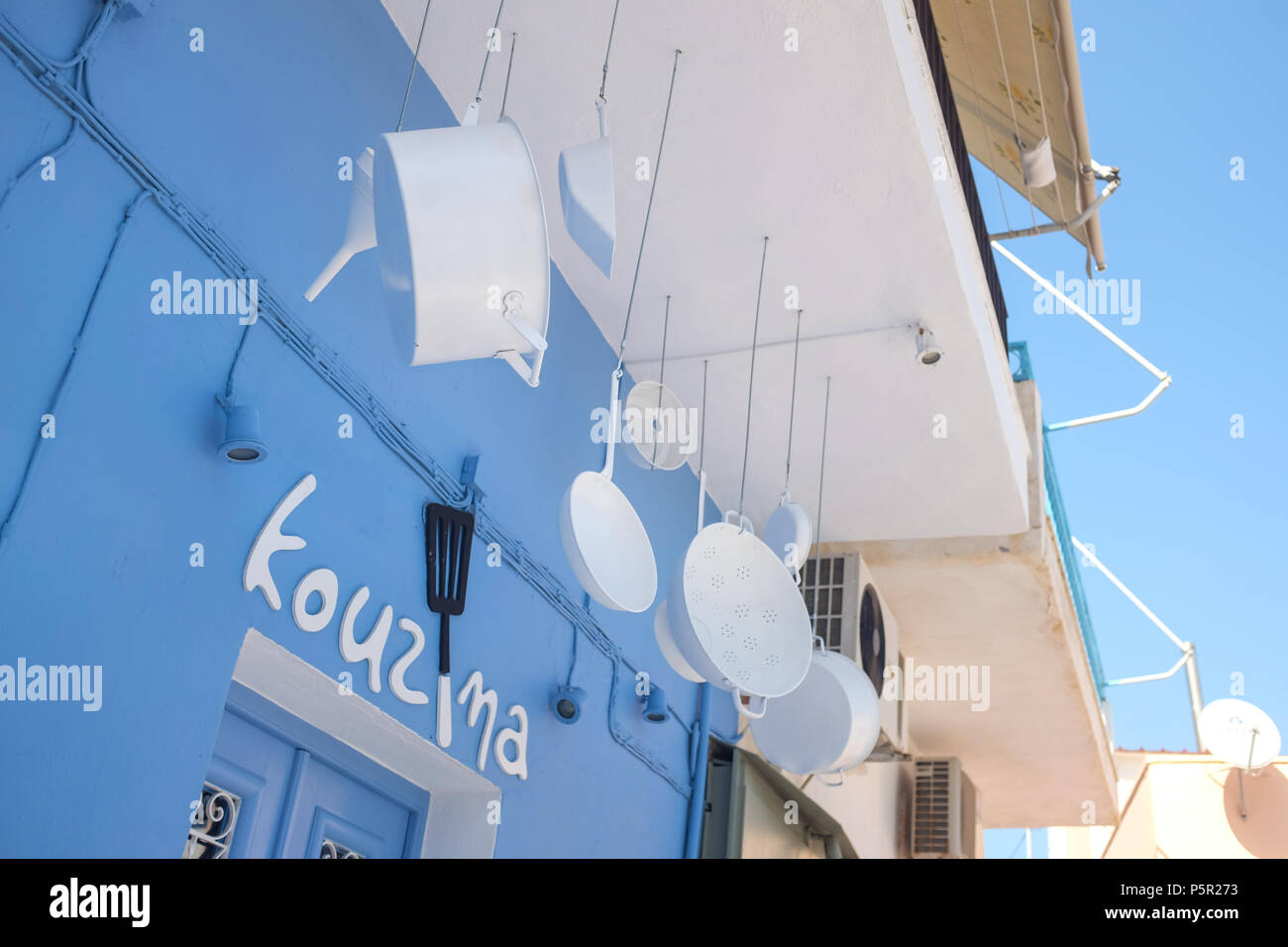 Cuisine colorée boutique sur l'île de Kéa (Tzia) sur un jour d'été, la mer de l'archipel des Cyclades, en Grèce. Banque D'Images