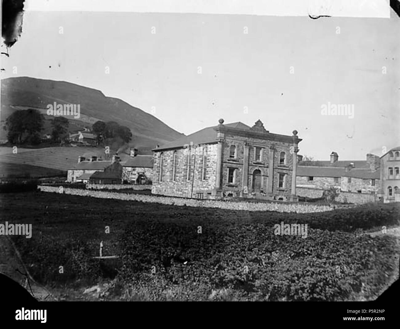 [Bethania chapelle (W), Penmachno] [GRAPHIC].. 1 : négatif, verre au collodion humide, n&b ; 10 x 12,5 cm. vers 1875. Thomas, John, 195 Bethania chapelle (W), Penmachno ANL3361490 Banque D'Images