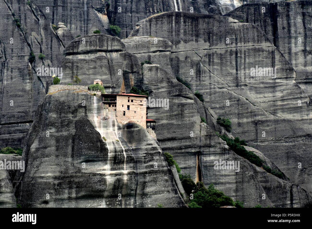 Monastère d'Agios Nikolaos Anapafsas à Météores, près de la ville de Kalambaka au bord de la plaine de Thessalie, Grèce centrale. Banque D'Images