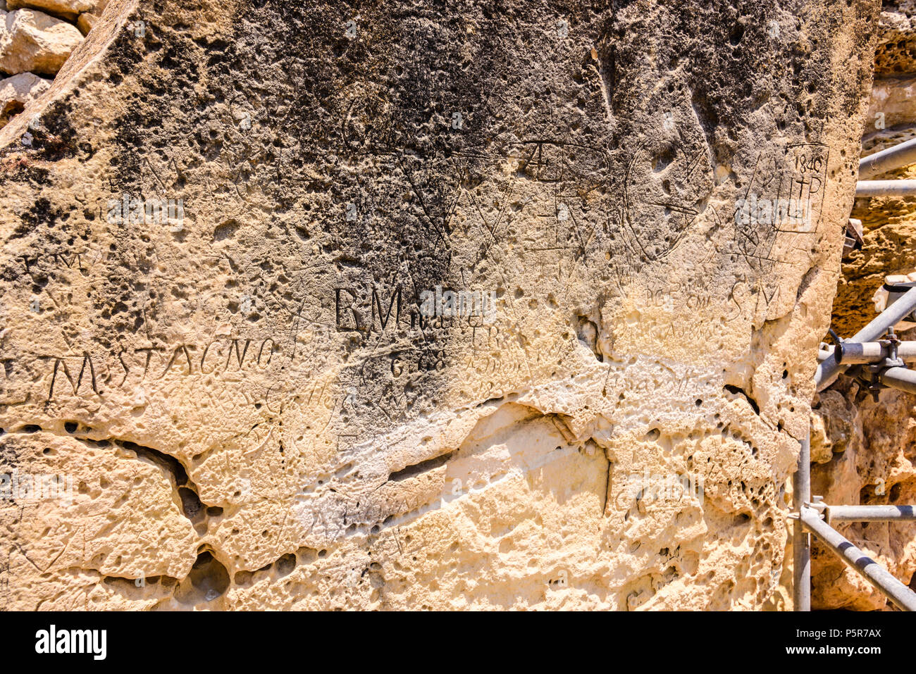 Sculptée dans une pierre de noms à l'ancien temple mégalithique de Gigantija, Xaghra, GOZO, Malte. S'il était d'usage par les visiteurs du 19e siècle à carv Banque D'Images