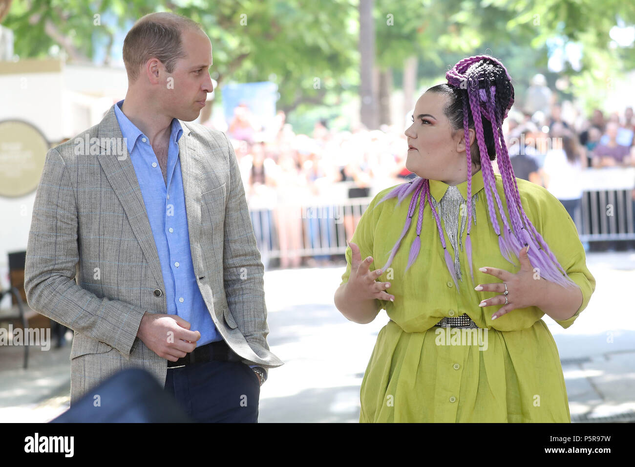 Le duc de Cambridge répond à singer Netta Barzilai, qui a remporté le Concours Eurovision de la Chanson 2018, à l'Espresso Bar Kiosque dans le Boulevard Rothschild à Tel Aviv, Israël, au cours de sa tournée officielle du Moyen-Orient. (Photo de Chris Jackson/Getty Images). Banque D'Images