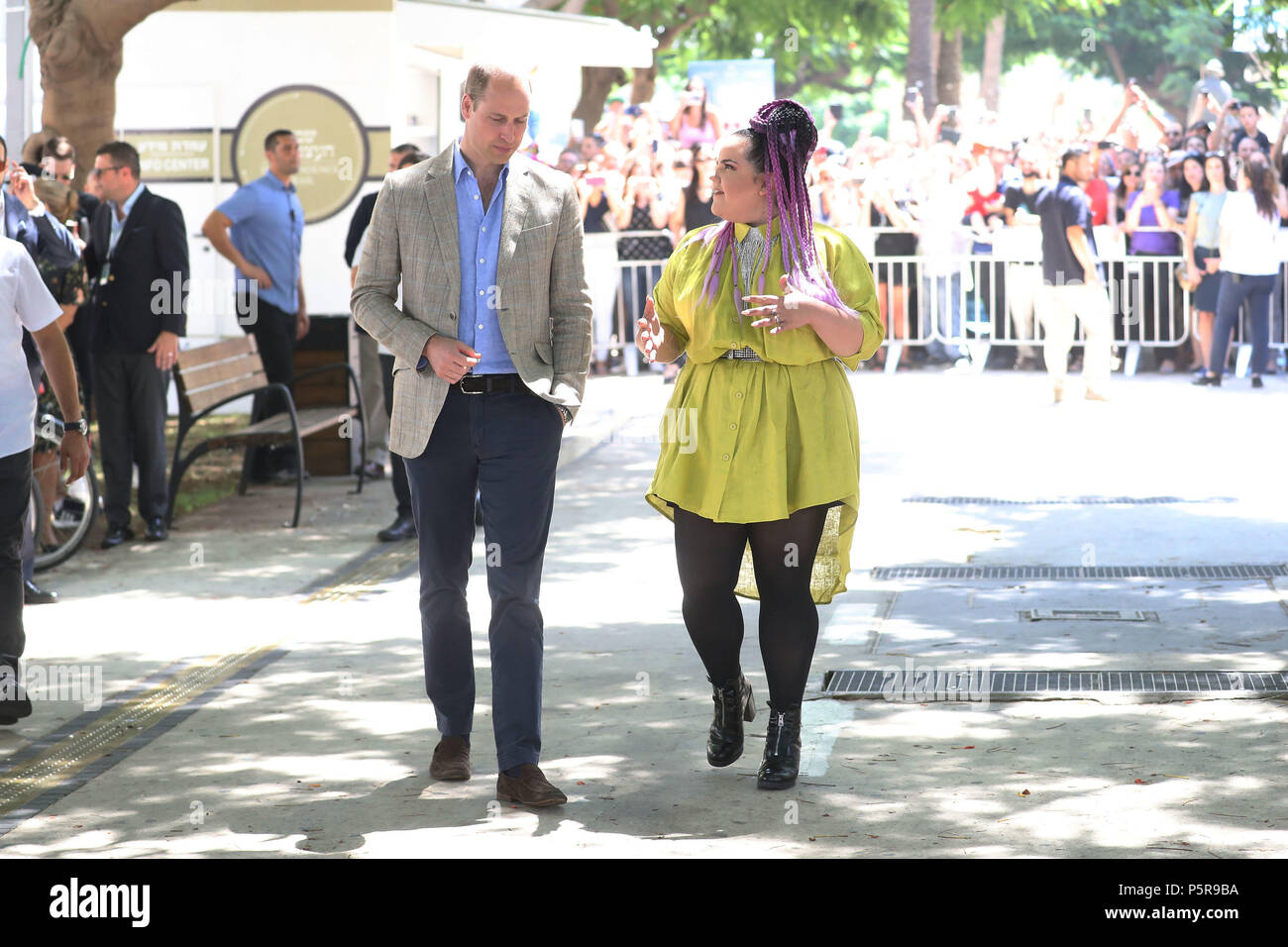 Le duc de Cambridge répond à singer Netta Barzilai, qui a remporté le Concours Eurovision de la Chanson 2018, à l'Espresso Bar Kiosque dans le Boulevard Rothschild à Tel Aviv, Israël, au cours de sa tournée officielle du Moyen-Orient. (Photo de Chris Jackson/Getty Images). Banque D'Images