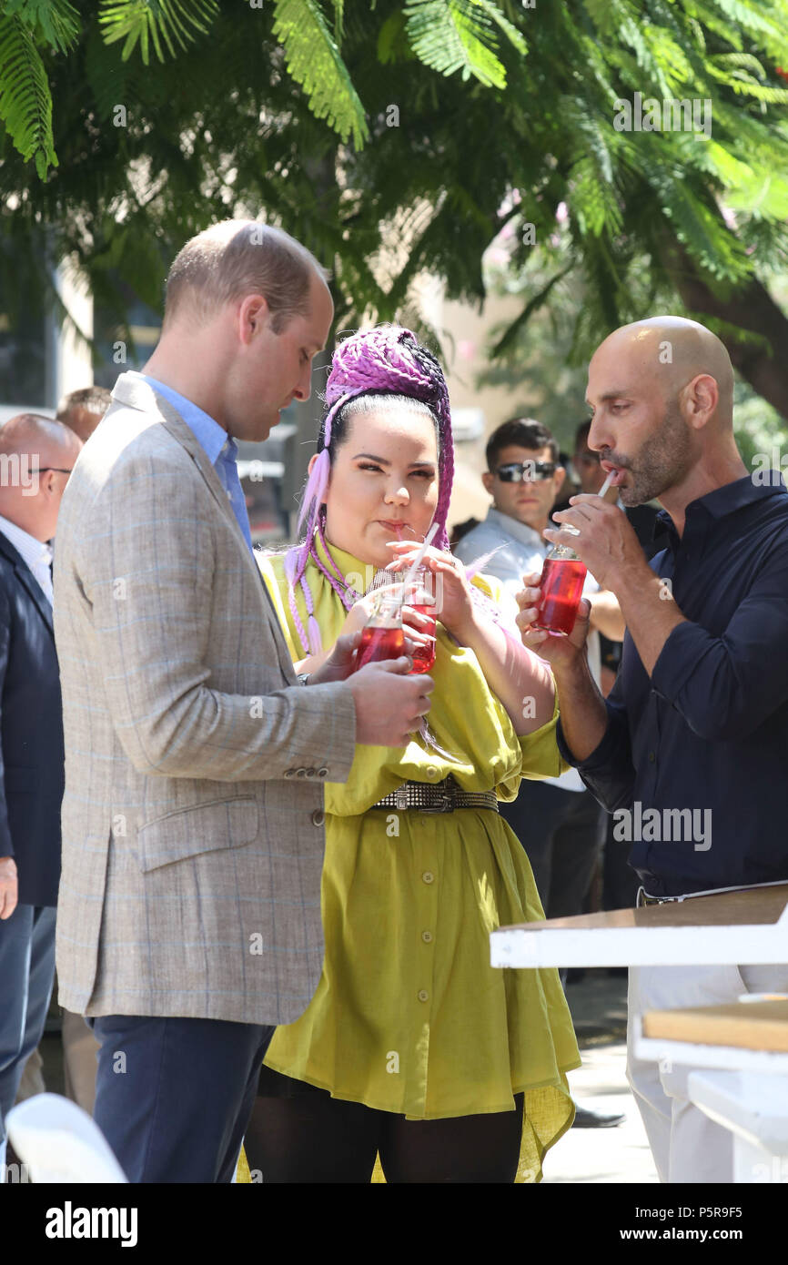 Le duc de Cambridge répond à singer Netta Barzilai, qui a remporté le Concours Eurovision de la Chanson 2018, à l'Espresso Bar Kiosque dans le Boulevard Rothschild à Tel Aviv, Israël, au cours de sa tournée officielle du Moyen-Orient. (Photo de Chris Jackson/Getty Images). Banque D'Images