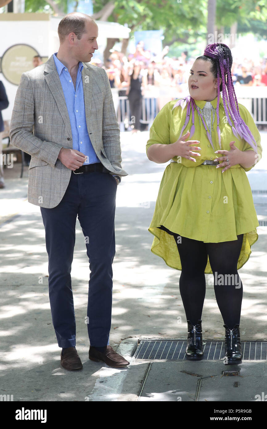 Le duc de Cambridge répond à singer Netta Barzilai, qui a remporté le Concours Eurovision de la Chanson 2018, à l'Espresso Bar Kiosque dans le Boulevard Rothschild à Tel Aviv, Israël, au cours de sa tournée officielle du Moyen-Orient. (Photo de Chris Jackson/Getty Images). Banque D'Images
