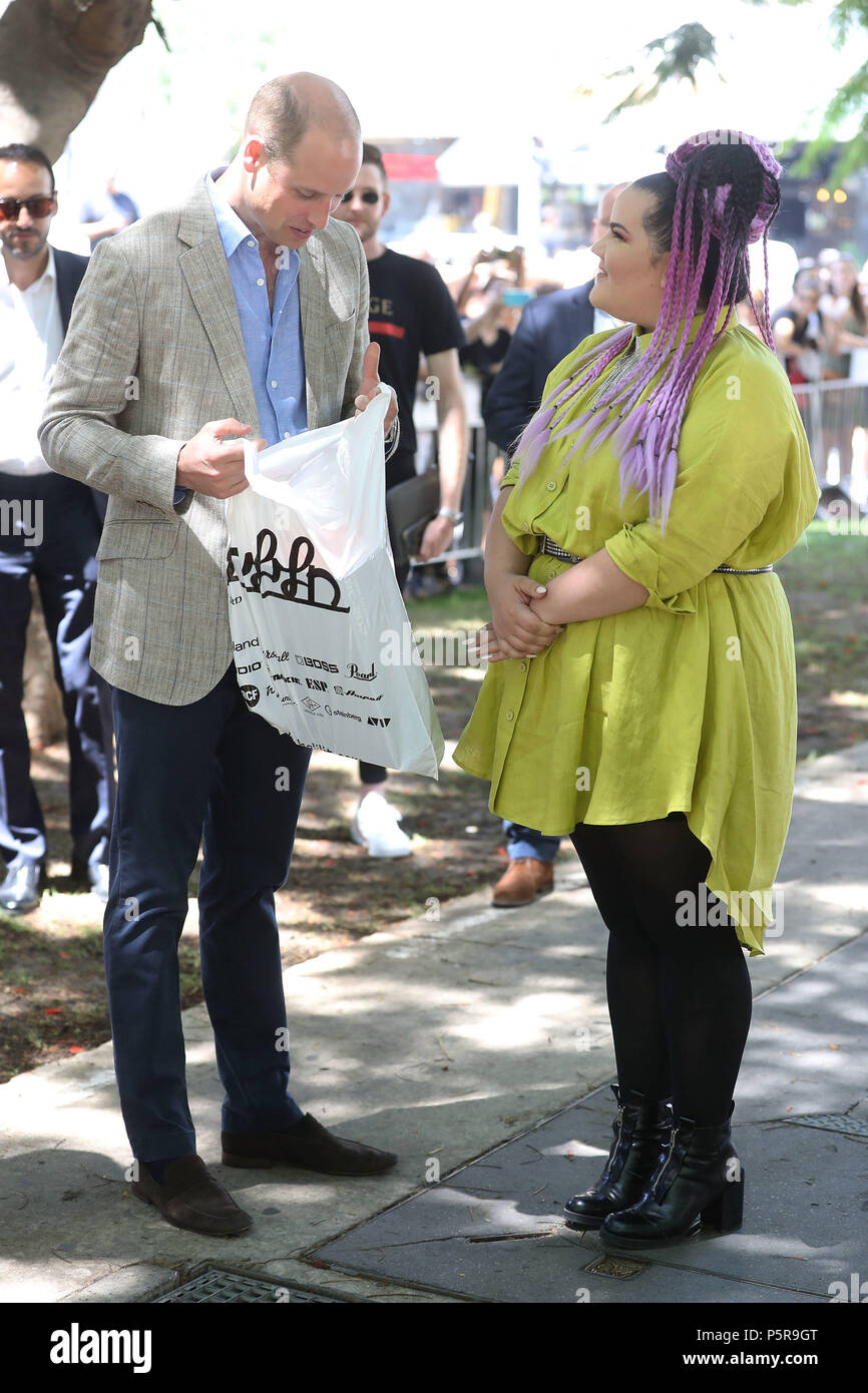 Le duc de Cambridge répond à singer Netta Barzilai, qui a remporté le Concours Eurovision de la Chanson 2018, à l'Espresso Bar Kiosque dans le Boulevard Rothschild à Tel Aviv, Israël, au cours de sa tournée officielle du Moyen-Orient. (Photo de Chris Jackson/Getty Images). Banque D'Images