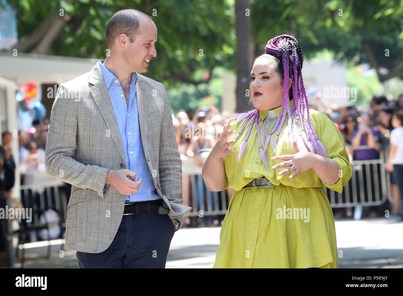 Le duc de Cambridge répond à singer Netta Barzilai, qui a remporté le Concours Eurovision de la Chanson 2018, à l'Espresso Bar Kiosque dans le Boulevard Rothschild à Tel Aviv, Israël, au cours de sa tournée officielle du Moyen-Orient. (Photo de Chris Jackson/Getty Images). Banque D'Images