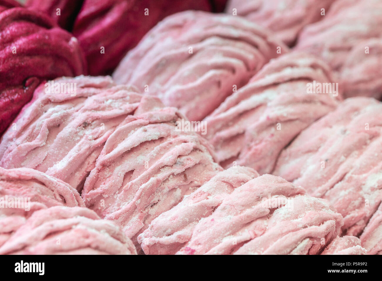 Ensemble de zephyr roses délicates ou guimauve. Produits naturels faits souffle doux désert. Fond bonbons rose Banque D'Images