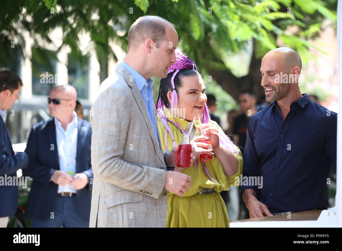 Le duc de Cambridge répond à singer Netta Barzilai, qui a remporté le Concours Eurovision de la Chanson 2018, à l'Espresso Bar Kiosque dans le Boulevard Rothschild à Tel Aviv, Israël, au cours de sa tournée officielle du Moyen-Orient. (Photo de Chris Jackson/Getty Images). Banque D'Images