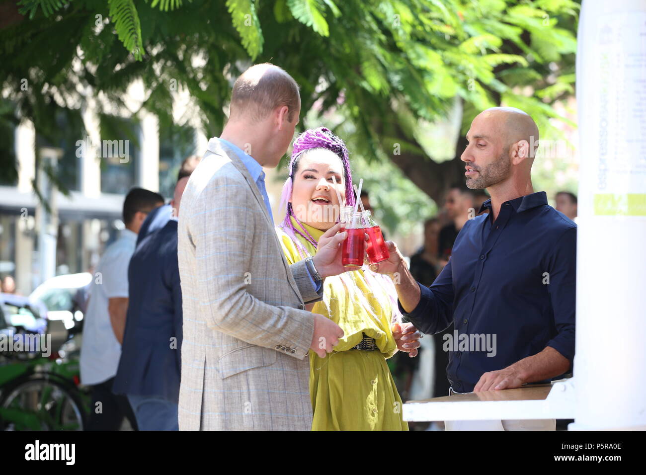 Le duc de Cambridge répond à singer Netta Barzilai, qui a remporté le Concours Eurovision de la Chanson 2018, à l'Espresso Bar Kiosque dans le Boulevard Rothschild à Tel Aviv, Israël, au cours de sa tournée officielle du Moyen-Orient. (Photo de Chris Jackson/Getty Images). Banque D'Images