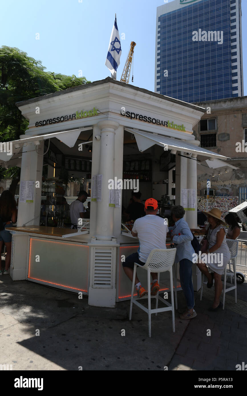 Le duc de Cambridge répond à singer Netta Barzilai, qui a remporté le Concours Eurovision de la Chanson 2018, à l'Espresso Bar Kiosque dans le Boulevard Rothschild à Tel Aviv, Israël, au cours de sa tournée officielle du Moyen-Orient. (Photo de Chris Jackson/Getty Images). Banque D'Images