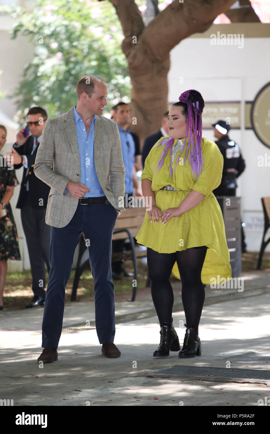 Le duc de Cambridge répond à singer Netta Barzilai, qui a remporté le Concours Eurovision de la Chanson 2018, à l'Espresso Bar Kiosque dans le Boulevard Rothschild à Tel Aviv, Israël, au cours de sa tournée officielle du Moyen-Orient. (Photo de Chris Jackson/Getty Images). Banque D'Images