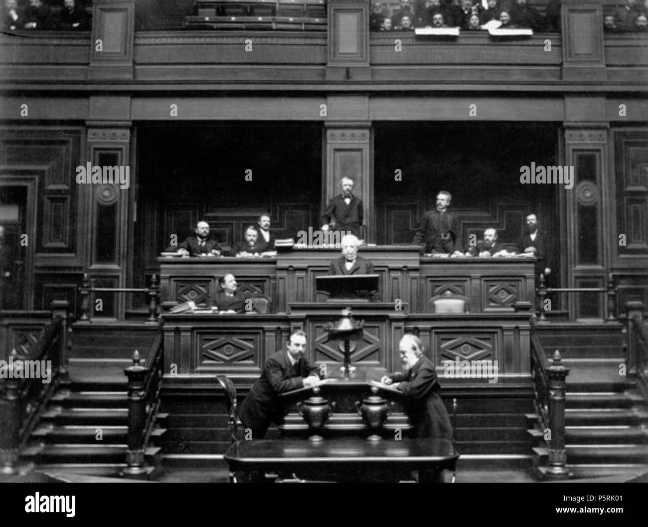 . À des fins documentaires les Archives fédérales allemandes souvent retenu l'image d'origine sous-titres, qui peuvent être erronées, obsolètes ou politiquement biaisées, extrême. Mitglieder des Deutschen Reichstag 1.Reihe : Dr Neupert (Stenograph), le Professeur Dr. Zeibig (Stenograph) 2.Reihe : Frhr. v. Manteuffell, Dr. Buhl (I.Vize-Präsident) 3.Reihe : Dr Porsch, M. Meyer (Jena), c. Levetzow (Président), Dr. Bürklin, Dr Hermes [Aufnahme aus Fotoalbum der Deutsche Reichstag und sein Heim'] Abgebildete Personen : Porsch, Felix M. : Vizepräsident (LDM) des Landtages von Preußen, Zentrum, Deutschland (GND) 118928708 Banque D'Images